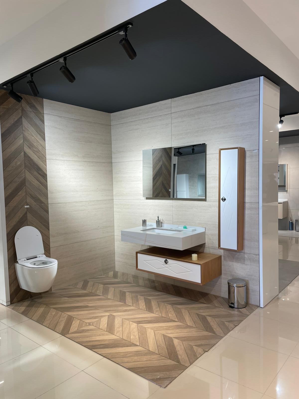 Moderno kupatilo sa elegantnim elementima, uključujući lavabo sa drvenim detaljima, ogledalo i WC školjku, sve u skladnoj kombinaciji boja i materijala.