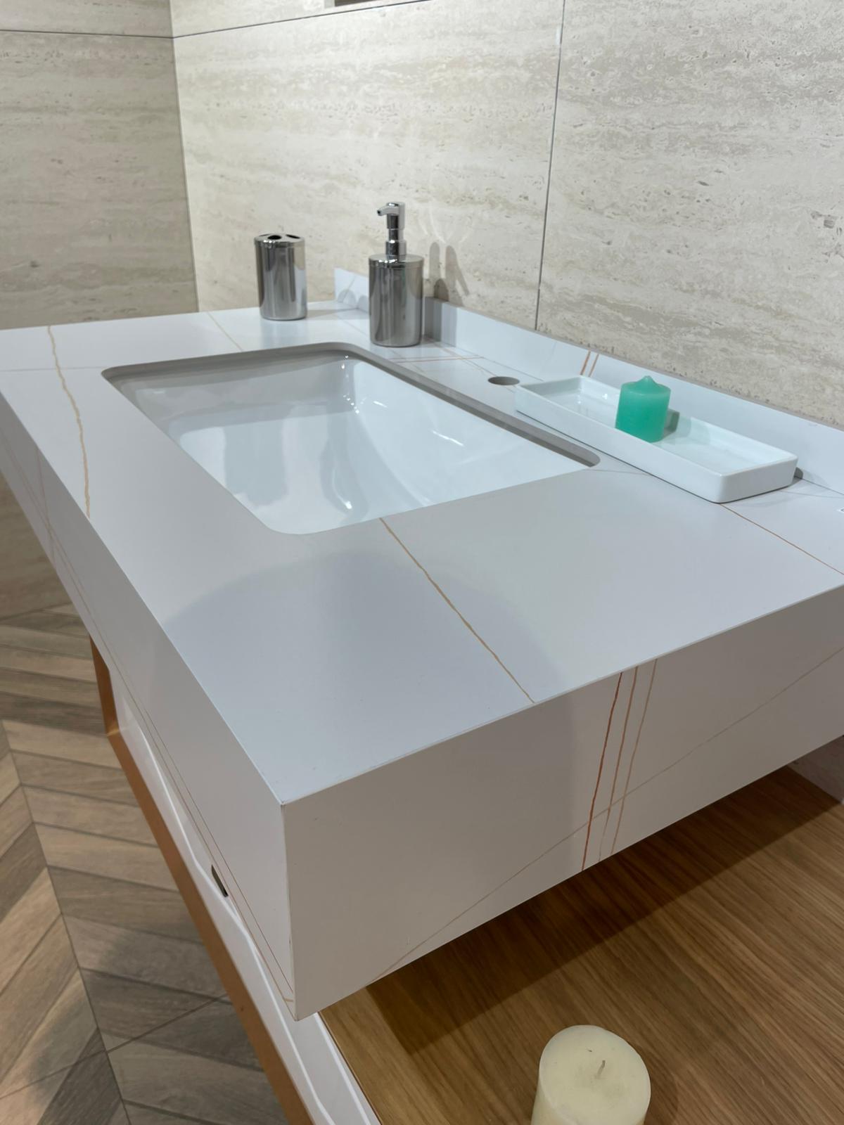 Moderna lavabo površina sa elegantnim dizajnom, izrađena od kvalitetnog materijala sa suptilnim linijama. Opremljena je sa savremenim baterijama i dodatnom opremom.