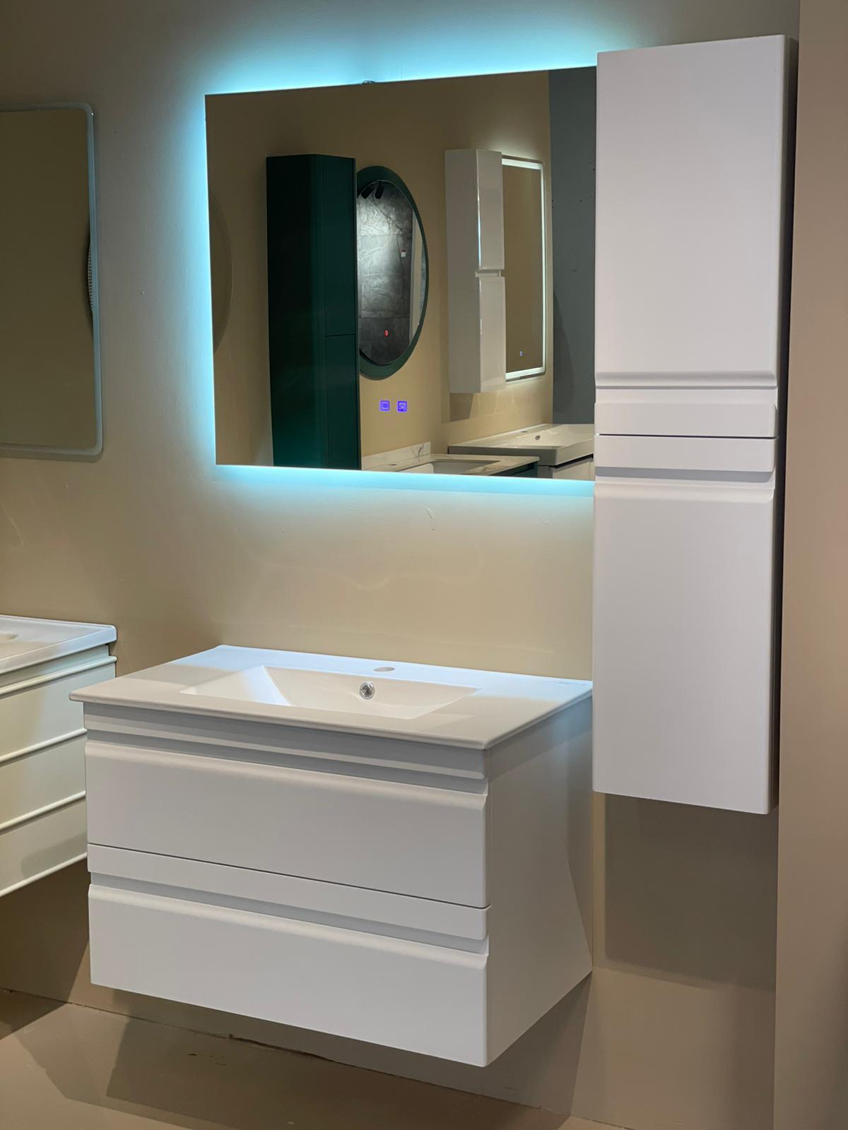 Moderna kupatilska oprema sa elegantnim belim umivaonikom i ogledalom sa LED osvetljenjem, pruža savremeni izgled i funkcionalnost.