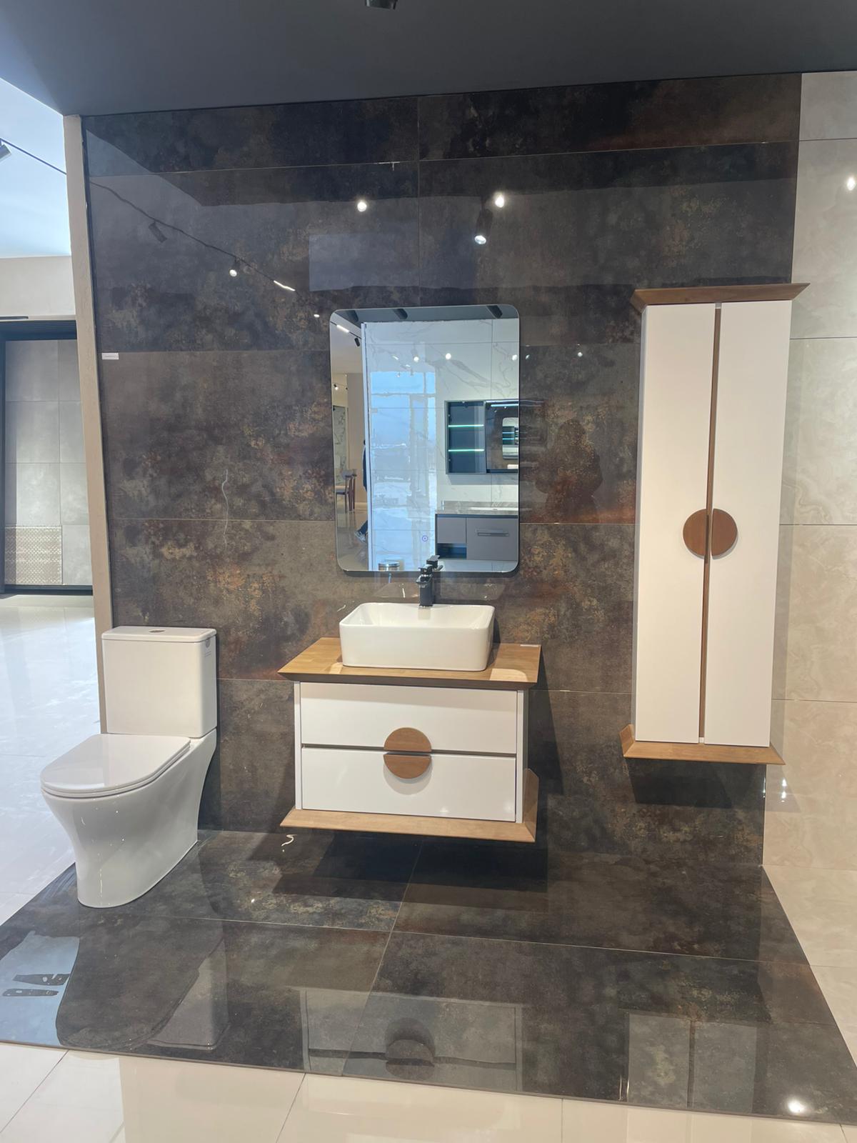 Moderno kupatilo sa elegantnom kombinacijom bele i drvene opreme, uključujući lavabo sa ormarićem, ogledalo i WC školjku. Dizajn je minimalistički i funkcionalan, idealan za savremene enterijere.