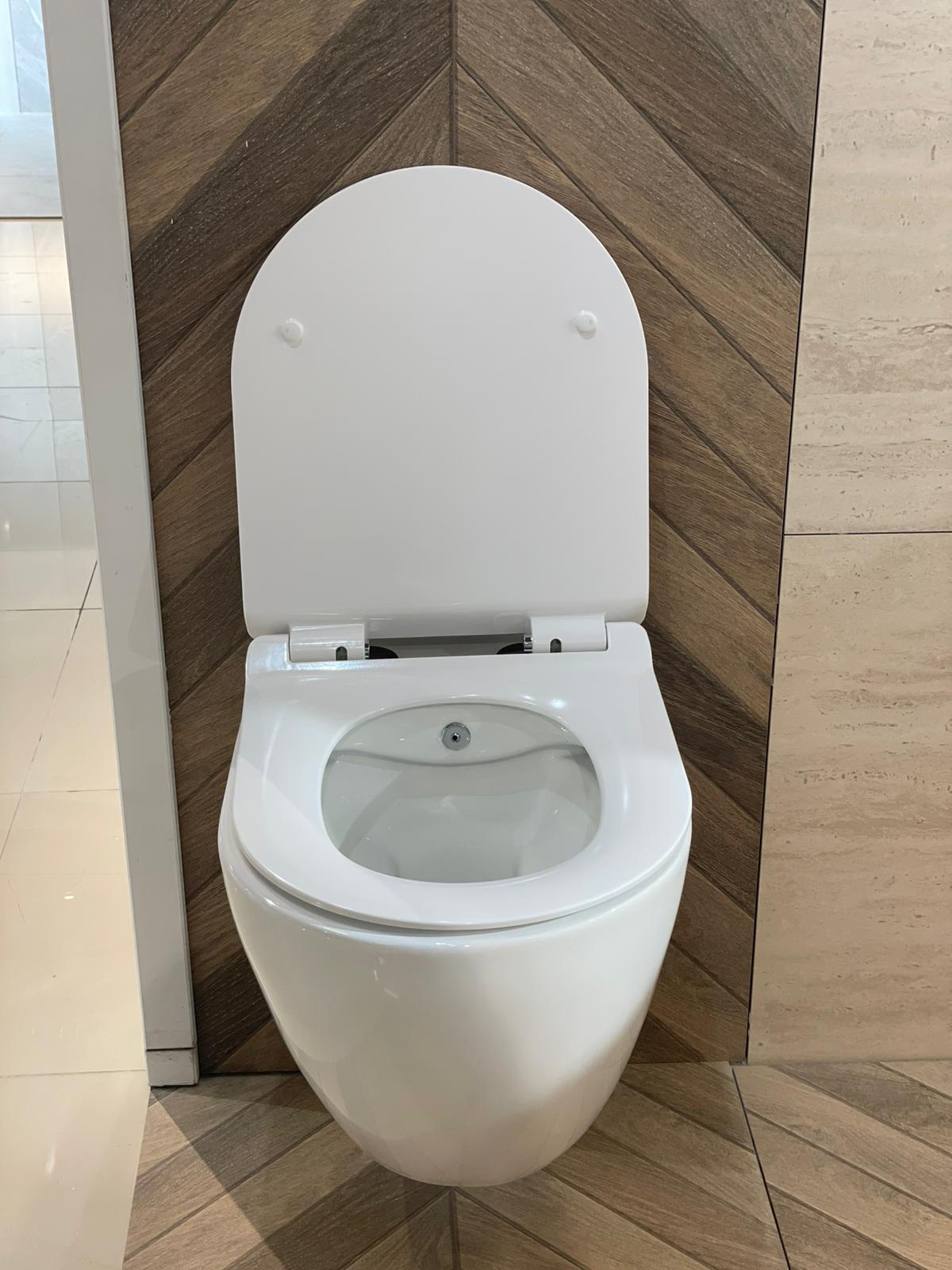 Moderna WC školjka sa čistim linijama i minimalističkim dizajnom, idealna za savremena kupatila.