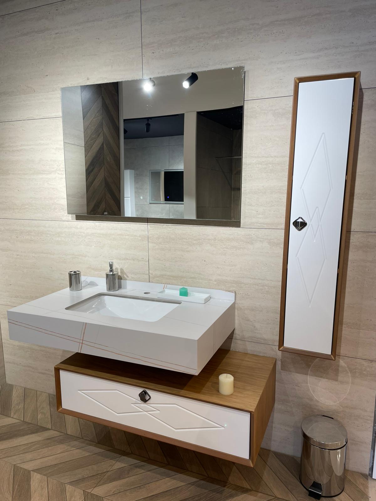 Moderna kupatilska oprema sa elegantnim lavabo elementom i ogledalom, uz dodatak drvenih detalja koji donose toplinu prostoru.