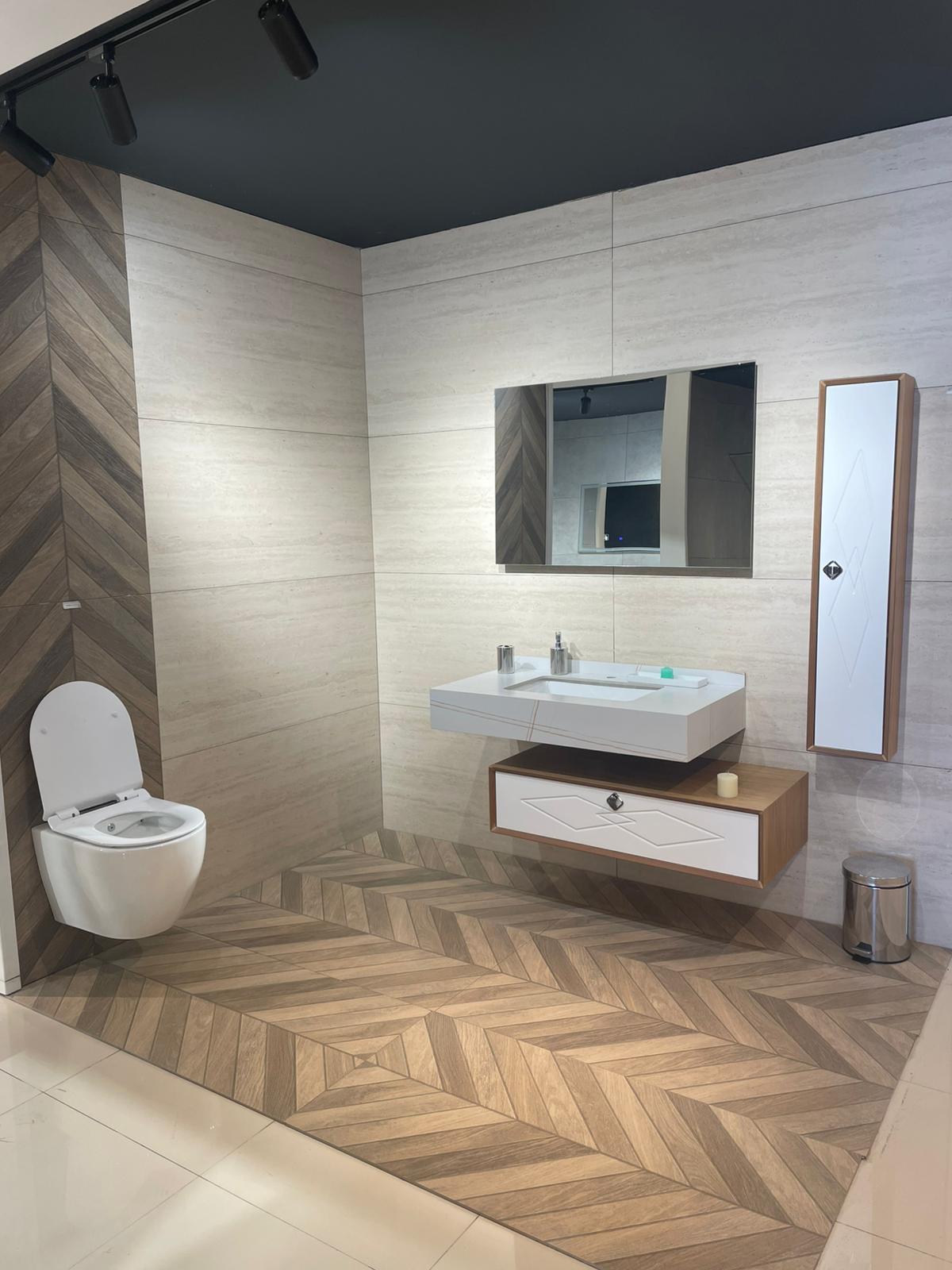 Moderan enterijer kupatila sa elegantnim lavaboom i WC-om, uz savremeni dizajn i drvene detalje na podu.
