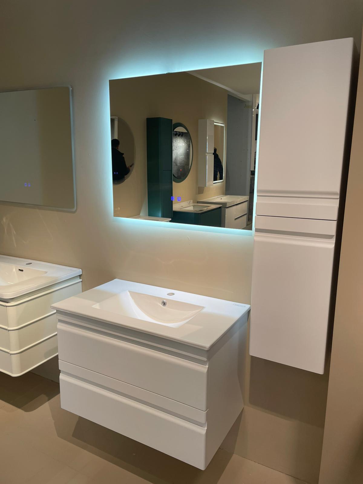 Moderna kupatilska oprema sa elegantnim belim lavaboom i ogledalom sa LED osvetljenjem, pruža savremeni izgled i funkcionalnost.