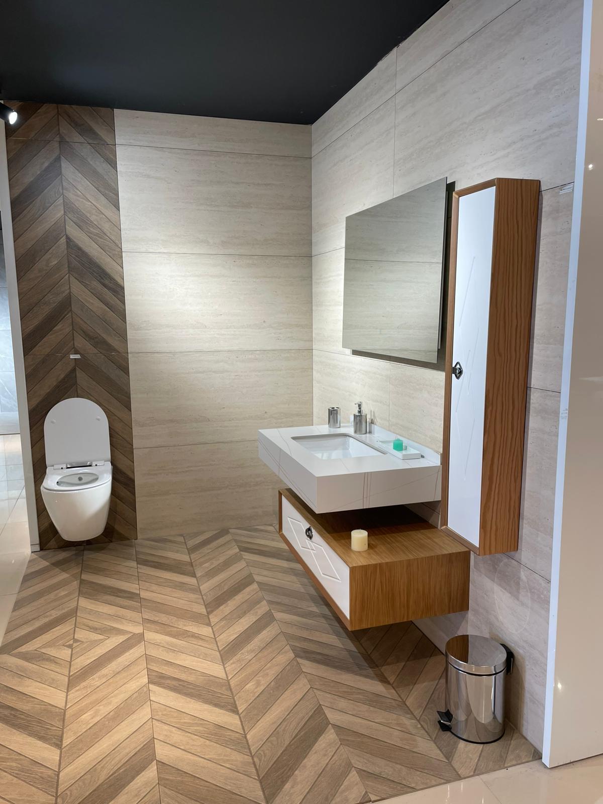 Moderno kupatilo sa elegantnim elementima, uključujući lavabo sa drvenim detaljima i ogledalom, kao i WC školjku koja se savršeno uklapa u enterijer.