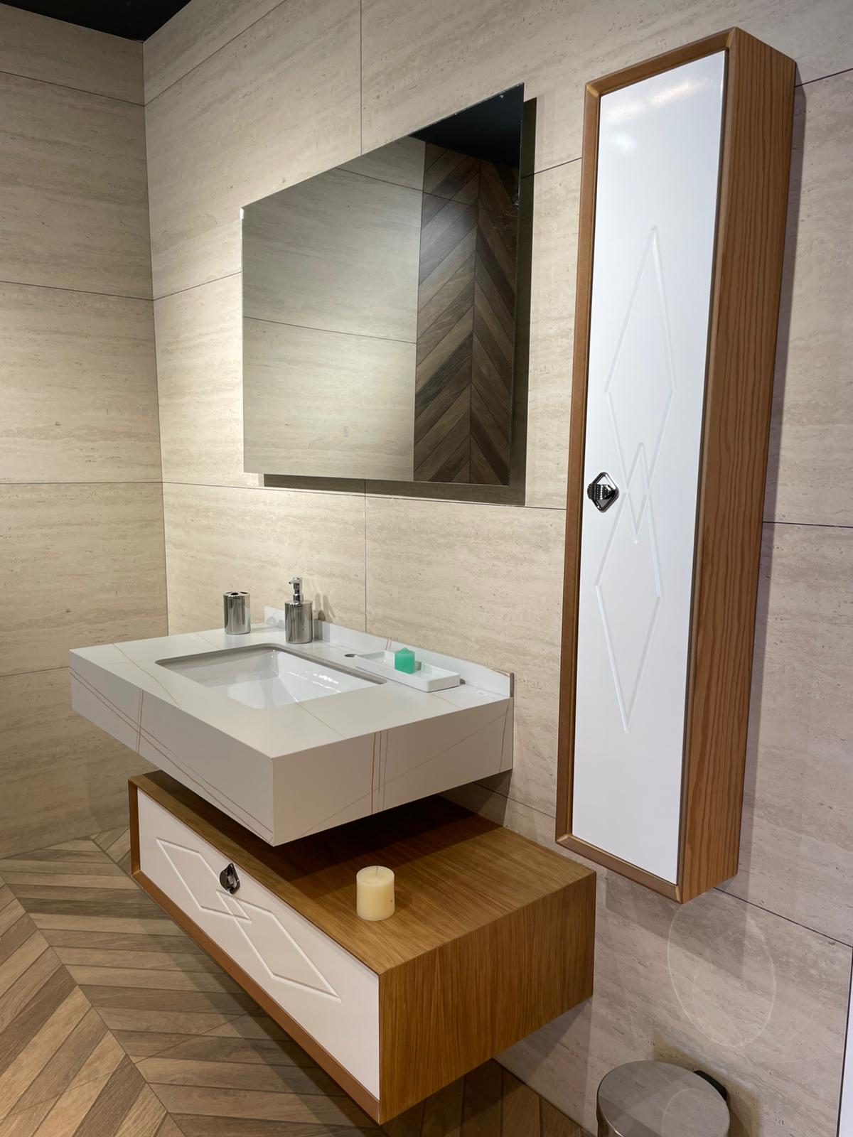 Moderna kupatilska oprema sa elegantnim kombinacijama drvenih i belih elemenata, uključujući lavabo sa prostorom za odlaganje i ogledalo.