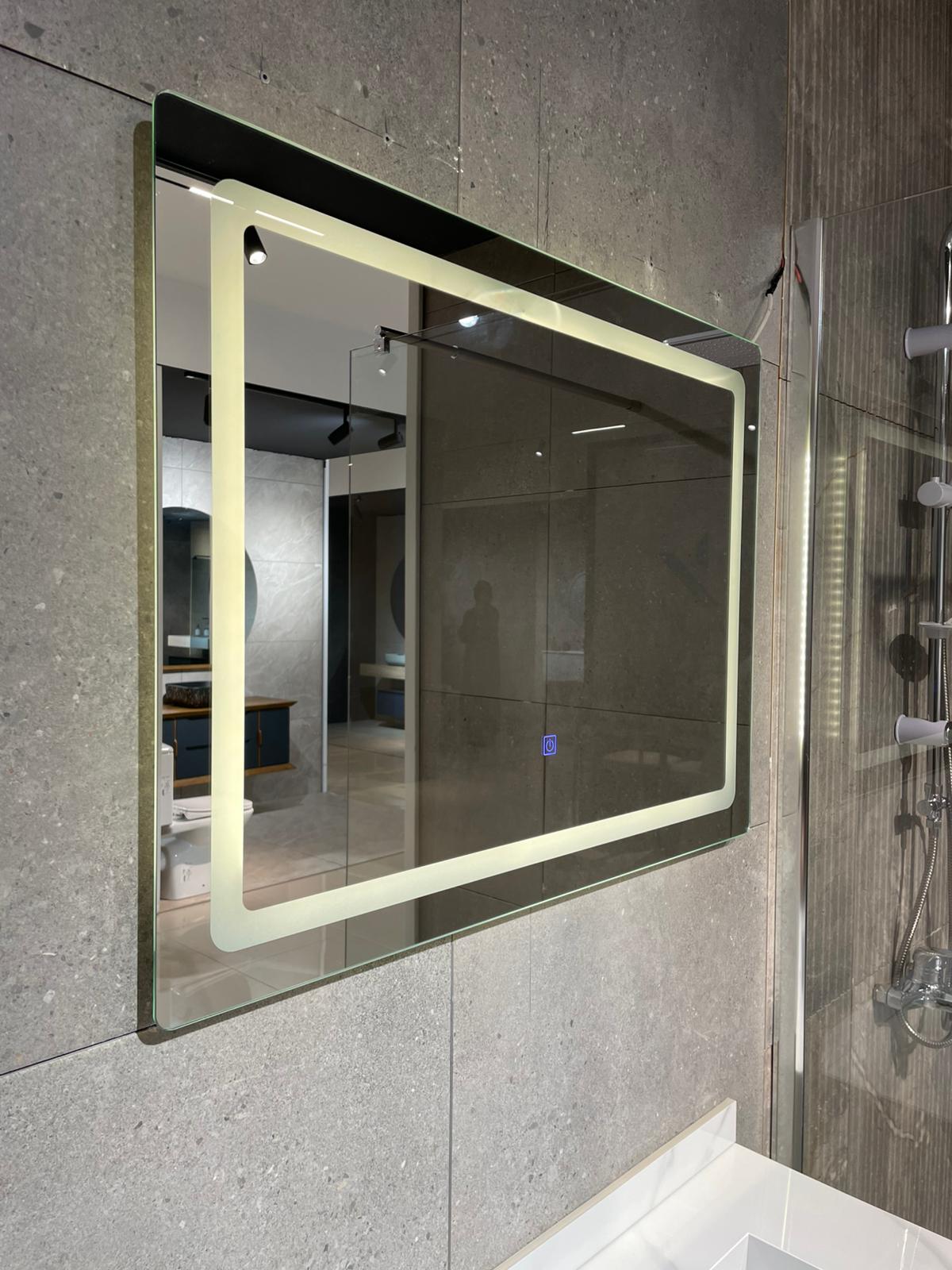 Moderno ogledalo sa LED osvetljenjem koje dodaje sofisticiranost svakom kupatilu. Njegov minimalistički dizajn savršeno se uklapa u savremene enterijere.