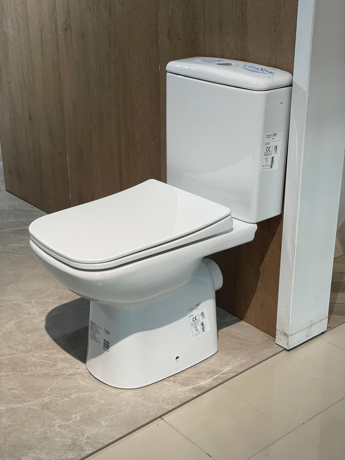 Moderna WC školjka sa elegantnim dizajnom, koja se savršeno uklapa u savremene kupatilske enterijere. Njena kompaktna forma omogućava uštedu prostora.