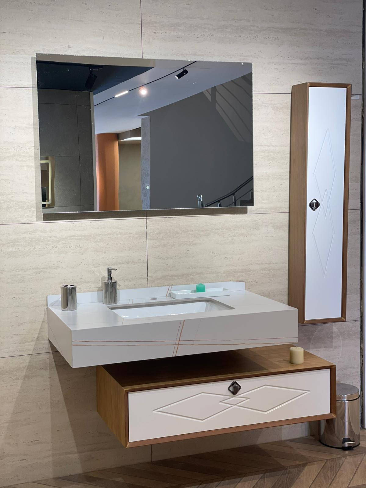 Moderna kupatilska oprema sa elegantnim lavabo elementom i ogledalom, koje se savršeno uklapa u savremeni enterijer. Minimalistički dizajn sa kombinacijom drvenih i belih površina pruža sofisticiran izgled.
