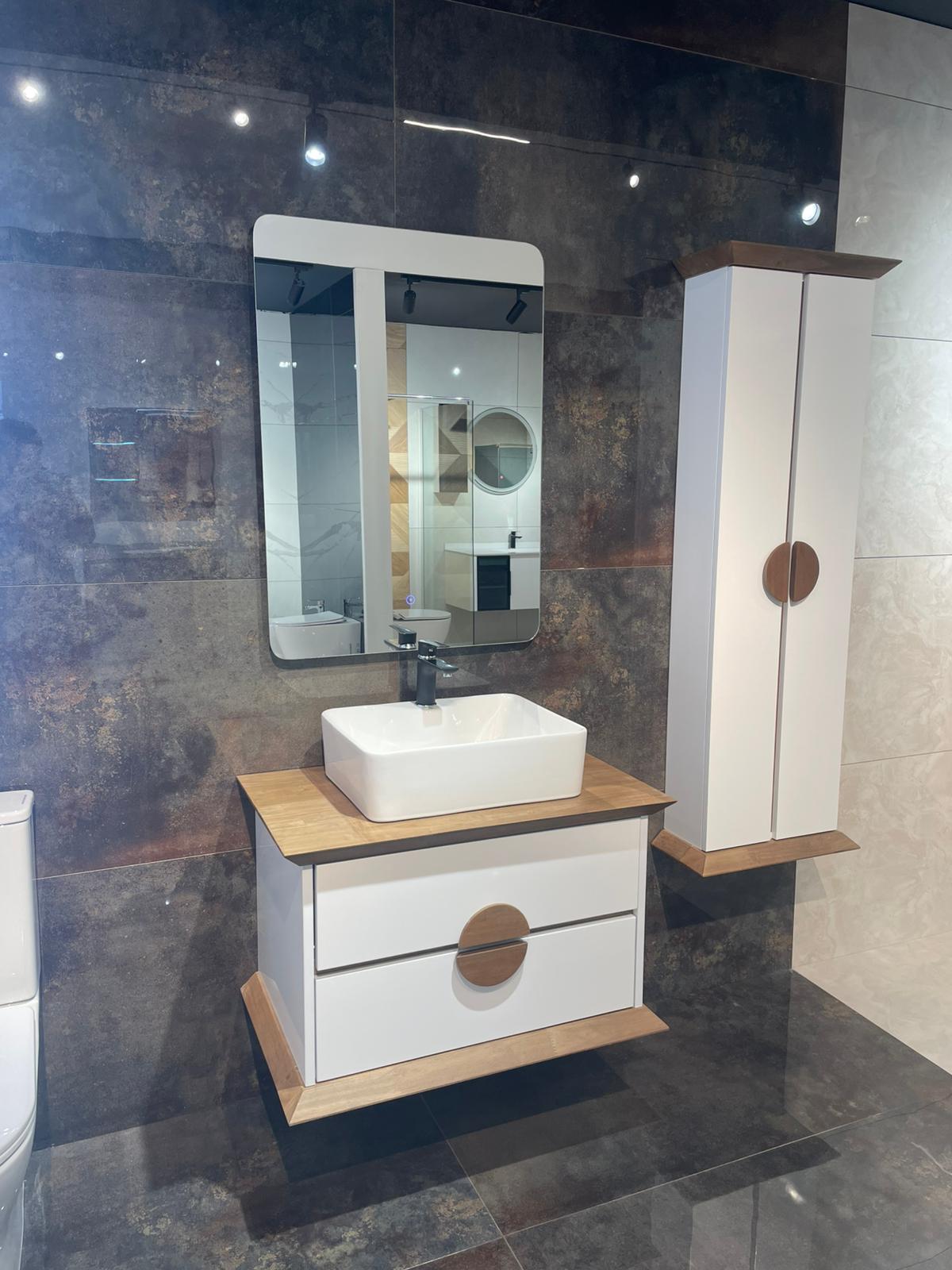 Moderna kupatilska oprema sa minimalističkim dizajnom, uključuje lavabo sa drvenim detaljima i ogledalo koje se savršeno uklapa u enterijer.