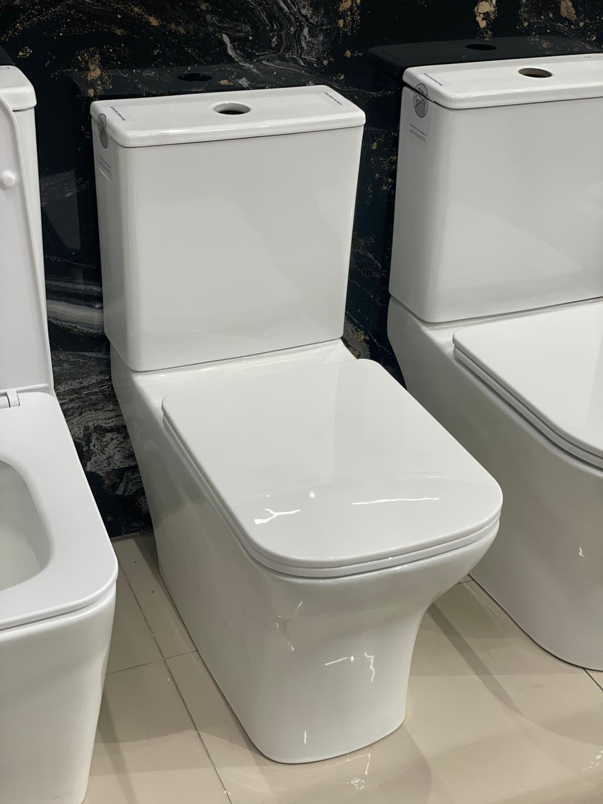 Moderna WC školjka sa minimalističkim dizajnom, izrađena od visokokvalitetne keramike. Idealna je za savremena kupatila, pružajući funkcionalnost i estetiku.