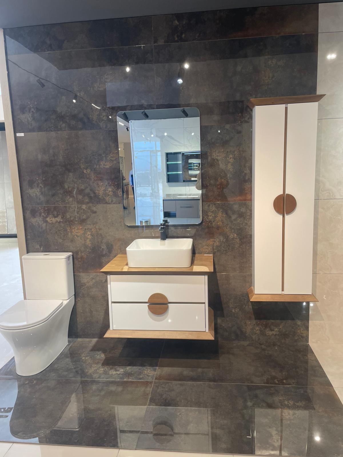 Moderno kupatilo sa elegantnim elementima, uključujući lavabo sa drvenim detaljima, ogledalo sa minimalističkim okvirom i savremeni WC. Ova kombinacija stvara sofisticiran i funkcionalan prostor.