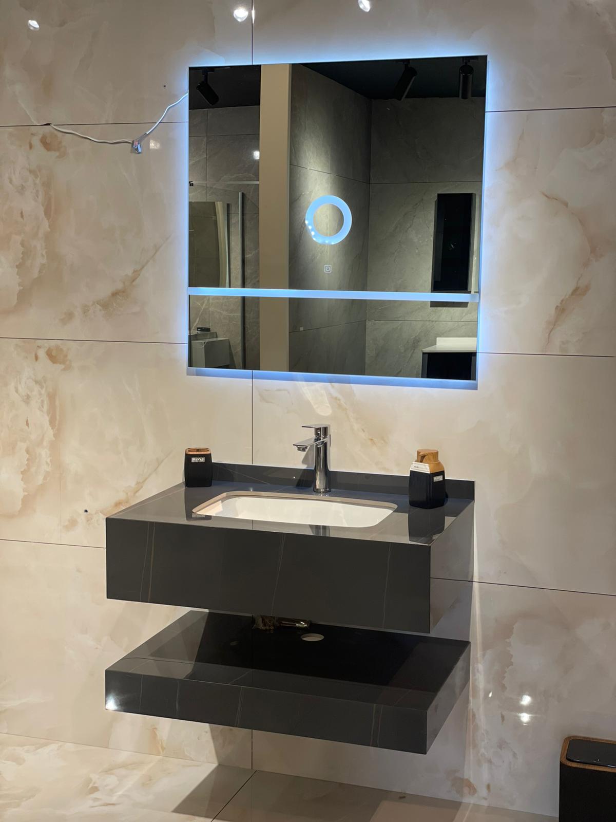 Moderna lavabo jedinica sa ugrađenim ogledalom i LED osvetljenjem, koja kombinuje funkcionalnost i estetiku. Elegantna crna završna obrada dodaje sofisticiranost prostoru.