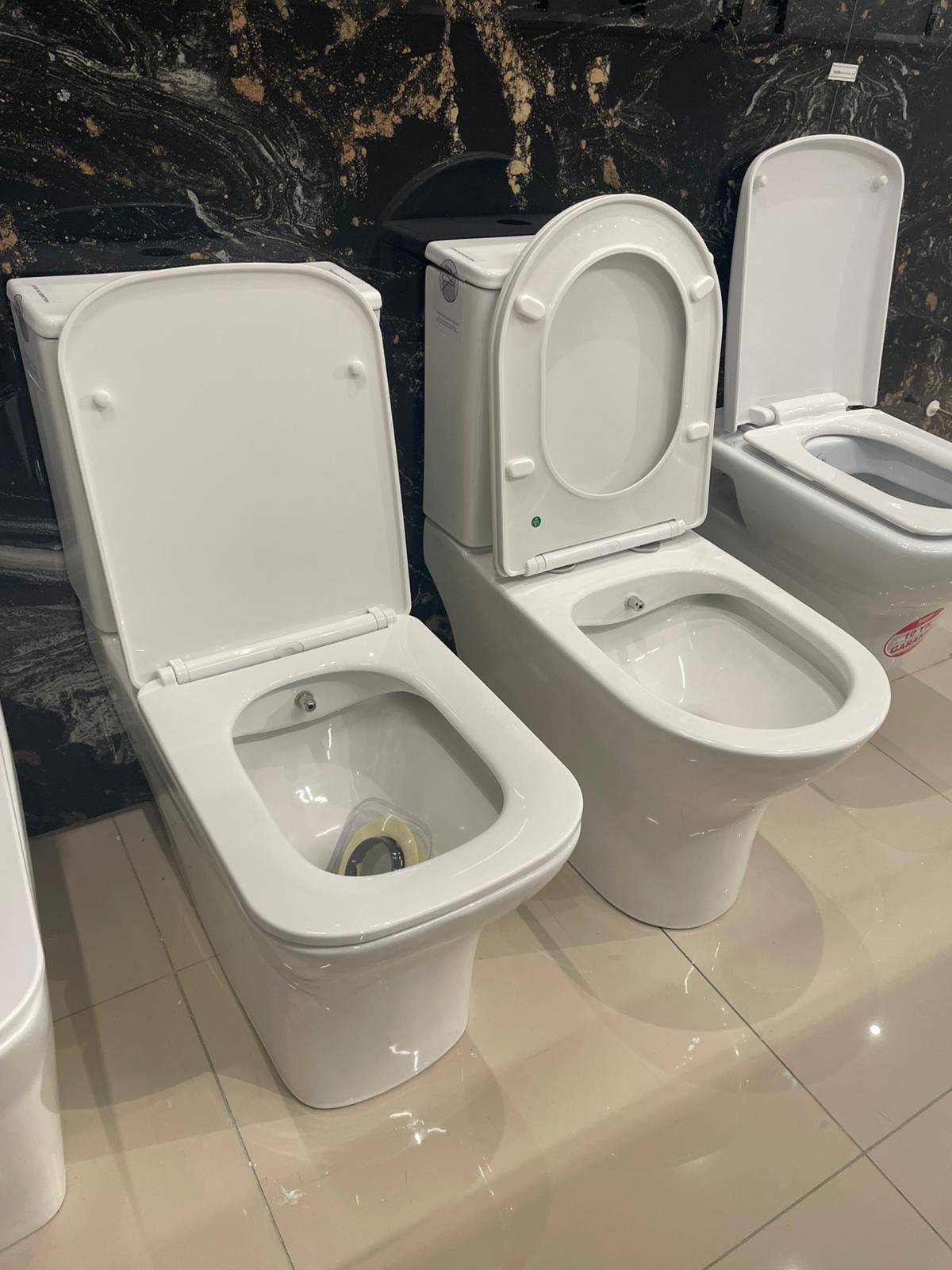Prikaz moderne WC opreme sa elegantnim dizajnom, koja se odlikuje jednostavnim linijama i funkcionalnošću. Ova toaleta pruža udobnost i lako održavanje.