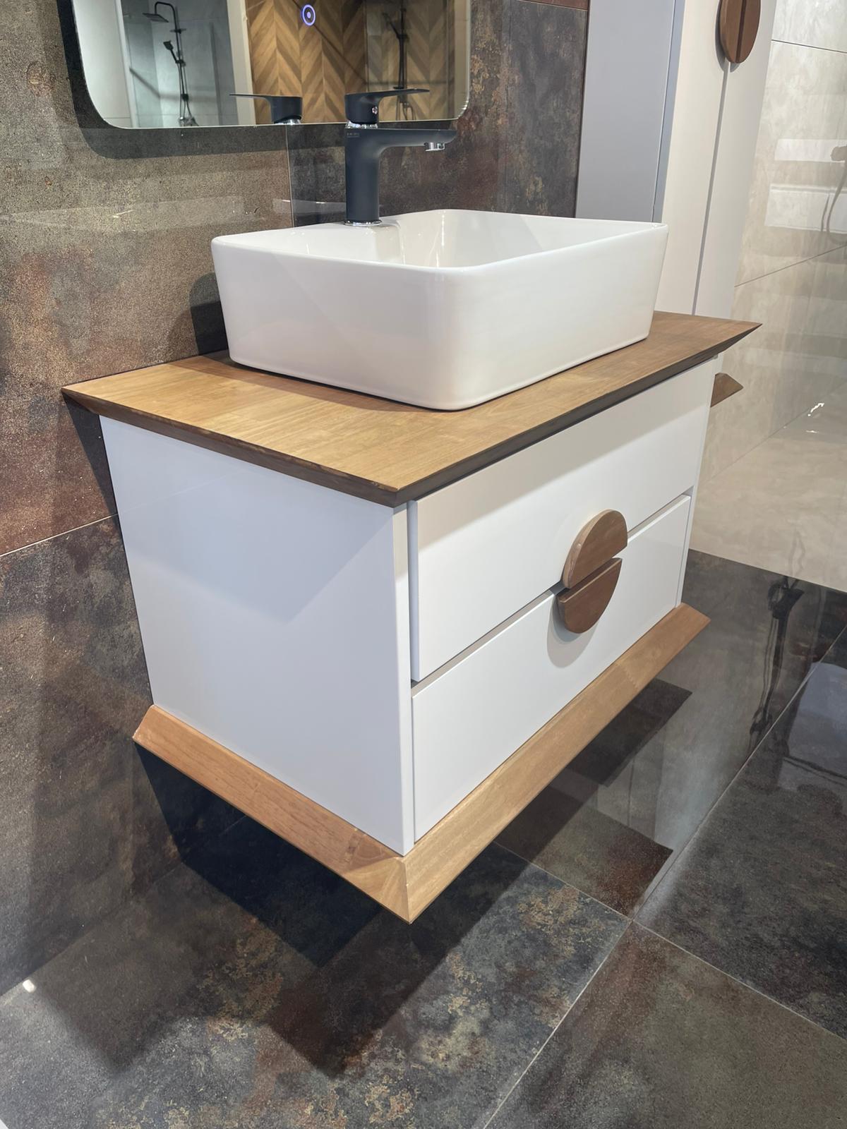 Moderna komoda sa umivaonikom, kombinacija bele i drvene boje, pruža elegantan izgled i funkcionalnost u kupatilu.