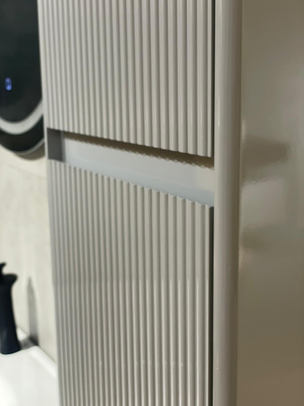Ova slika prikazuje moderan ventilator sa elegantnim linijama i reljefnom površinom, idealan za savremena kupatila. Njegov dizajn doprinosi estetskom izgledu prostora, dok istovremeno obezbeđuje efikasnu ventilaciju.