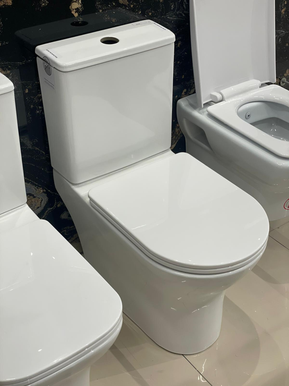 Moderna WC školjka sa elegantnim dizajnom i glatkim linijama, idealna za savremena kupatila.