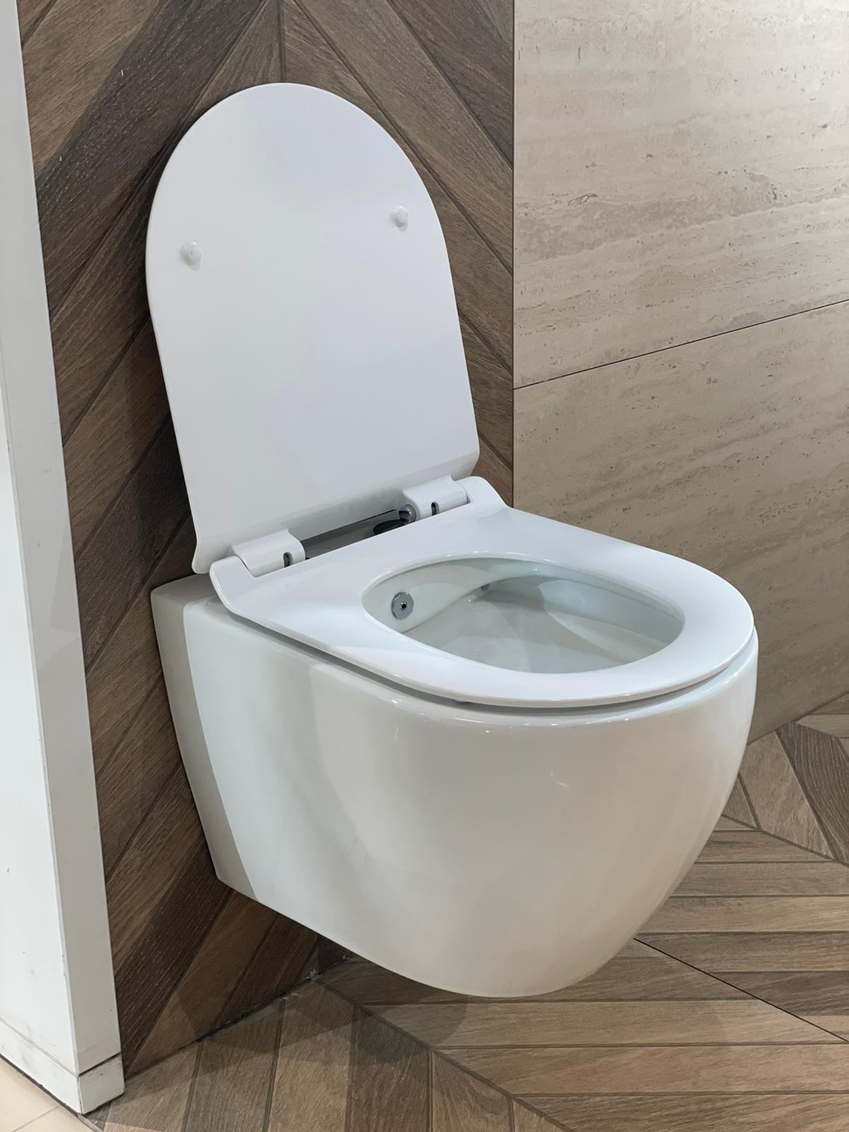 Moderna zidna WC školjka sa elegantnim dizajnom, koja štedi prostor i olakšava čišćenje.