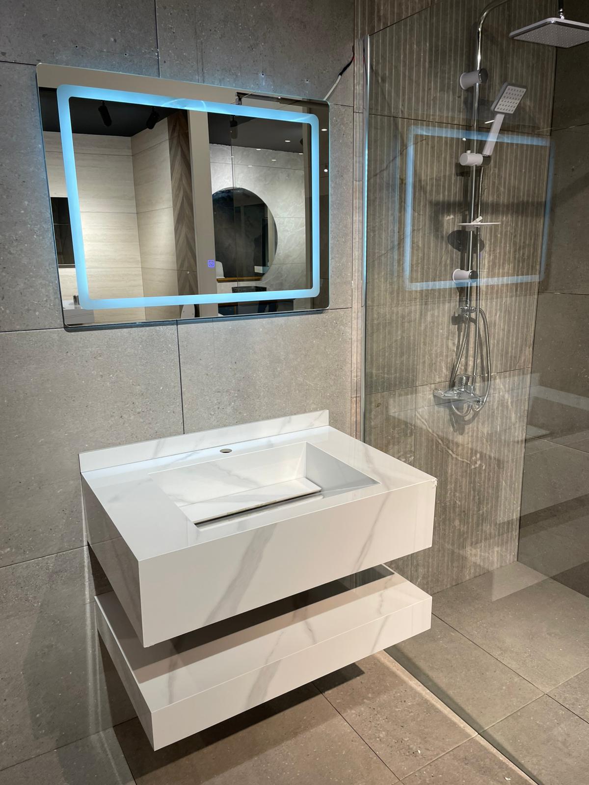 Moderna kupatilska oprema koja uključuje minimalistički lavabo sa elegantnim linijama i ogledalo sa LED osvetljenjem, idealna za savremeni enterijer.