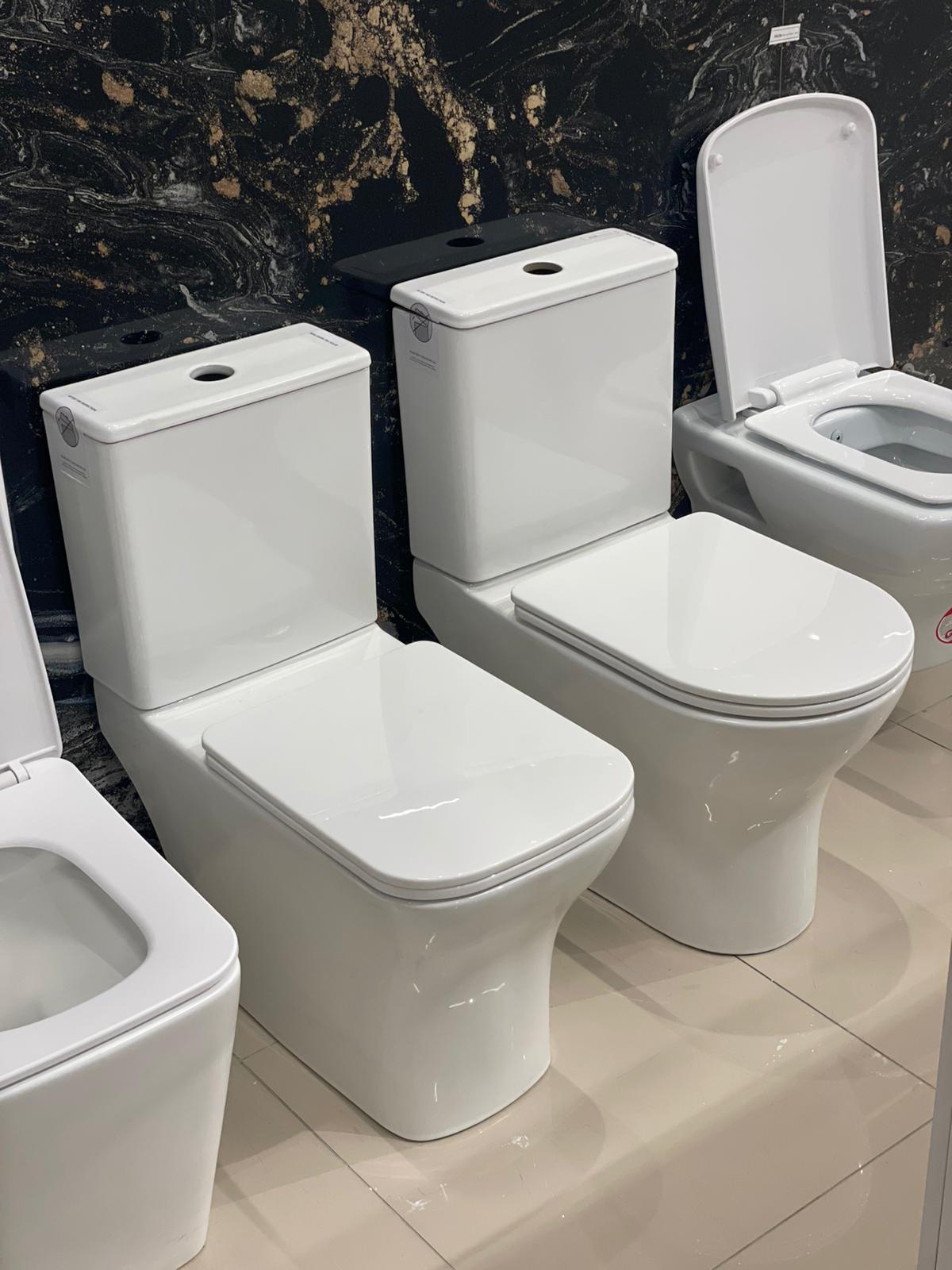 Moderne WC školjke sa elegantnim dizajnom, idealne za savremena kupatila. Njihova jednostavna forma i čista linija doprinose minimalističkom izgledu prostora.